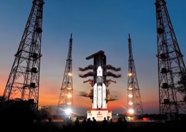 印度總理辦公室次長辛赫宣布，「月球飛船３號」（Chandrayaan-3）將在2021年上半年發射升空。圖為印度上一次的「月球飛船２號」發射升空圖。   圖：翻攝自Youtube