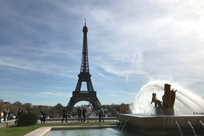 法國是全球最受跨國遊客青睞的國家，政府期望2018年的外籍遊客數統計完成後突破9000萬人次門檻。但「黃背心」運動的暴力畫面，嚇跑一些遊客。   圖/中央社