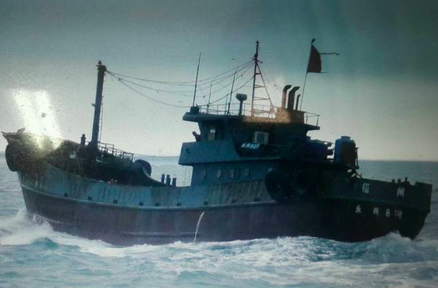 屏東東港籍大型漁船「穩鵬號」今（20）晨傳出喋血案，船上一名菲律賓籍船員突然持刀砍殺漁工，並逼迫船長及其他船員全部跳海。（示意圖  圖非當事漁船）   圖：澎湖海巡隊/提供