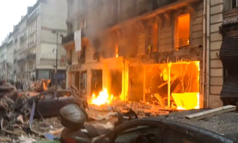 巴黎市中心今天早上發生大爆炸，建築物嚴重損毀，   圖：翻攝自YOUTUBE