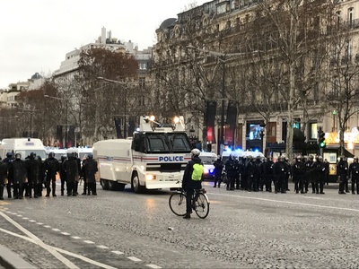 法國「黃背心」運動發起連續第9個週末的街頭行動，憤怒的抗議者中，有人希望政府重組，有人甚至要求制定更民主的憲法，總之沒有罷手的打算。   圖/中央社