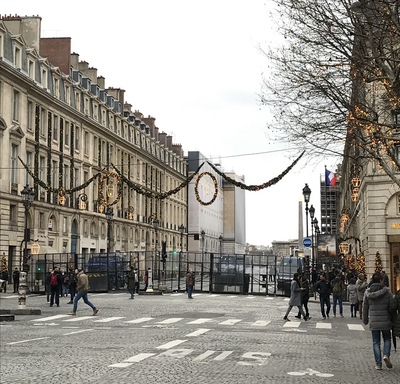 法國「黃背心」運動發起連續第9個週末的街頭抗議行動，警方在香榭麗舍大道、協和廣場周邊嚴陣以待。   圖/中央社