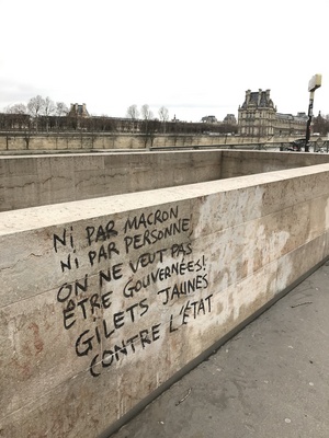法國「黃背心」運動發起連續第9個週末的抗議行動，有人在巴黎街頭寫下「無論是（總統）馬克宏或任何人，我們都不想被統治！黃背心對抗國家」。   圖/中央社