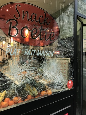 法國「黃背心」運動發起連續第9個週末的街頭行動，在巴黎的抗議雖未如上週暴力，但仍有商家櫥窗被敲破。   圖/中央社