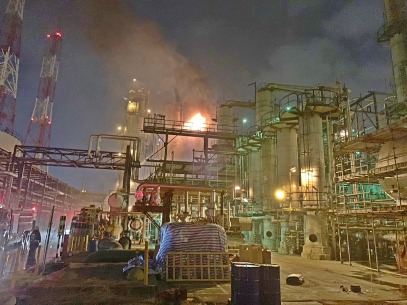 昨日晚間信昌化學工業股份有限公司林園廠的異丙苯反應槽洩漏，導致發生火災。   圖：高雄市環保局提供。