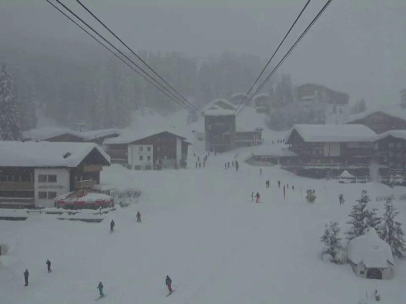奧地利阿爾卑斯山區上週下大雪，相關單位因此提高雪崩警戒，昨天高度2000公尺以上的山區雪崩警戒指數達3，最高為5。   圖：翻攝自Youtube