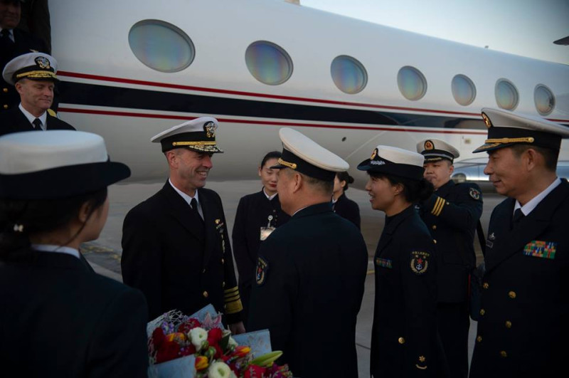 美國海軍作戰部長理查森上將（左二）二度訪問中國，此行希望透過對話，降低風險。   圖：翻攝理查森上將臉書