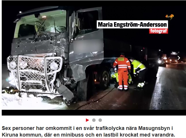 瑞典靠近芬蘭的公路上發生旅遊巴士與大貨車對撞意外，6名欲賞極光的外籍觀光客魂斷異鄉，貨車車頭嚴重變形。   圖：翻攝瑞典EXPRESSEN