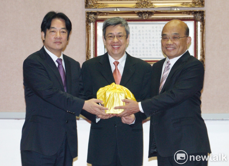 賴清德（左起）在在副總統陳建仁見證下，將印信交由新任的行政院長蘇貞昌。   圖：張良一/攝