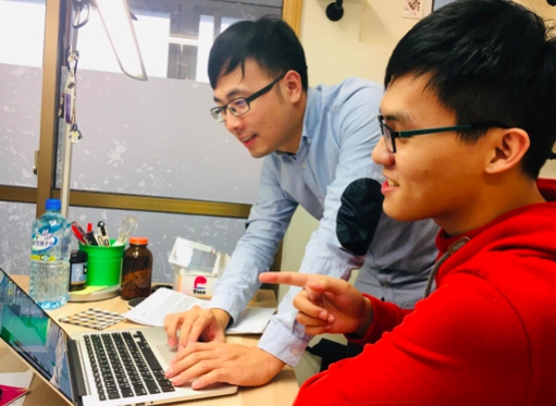 創辦人暨執行長王嘉宏（左）與工程師張耕碩（右）正討論開發細節。   圖：創夢實驗室/提供