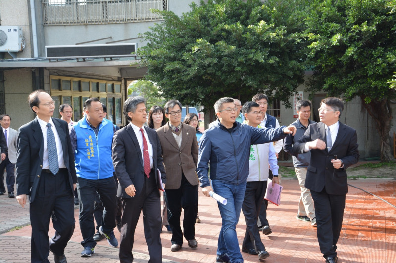 立法委員蔡其昌與國教署長彭富源到台中海線四所學校會勘。   圖：蔡其昌辦公室/提供