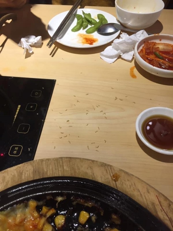 有民眾12日前往韓式年糕火鍋店「韓虎嘯」統一時代門市用餐時，發現有活蛆在桌上亂竄。   圖：翻攝爆料公社