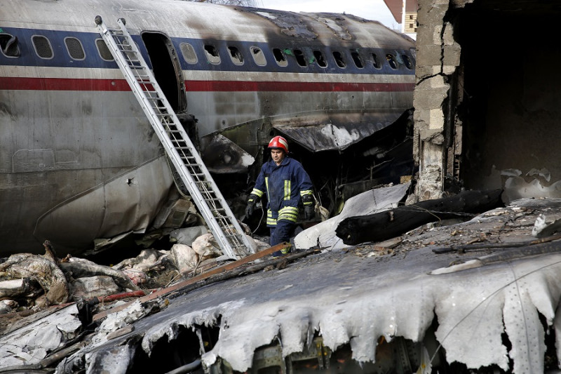伊朗一架波音707軍用貨機今（14）日在首都德黑蘭西方的法斯機場附近墜毀。   圖：達志影像/美聯社