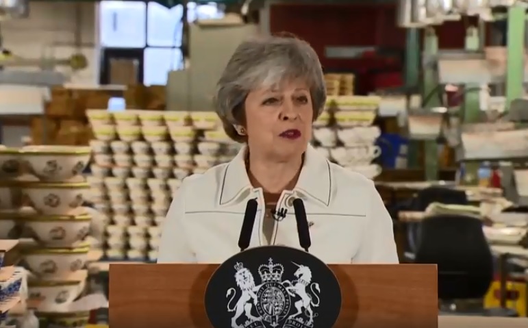 首相梅伊今（14）日發表談話，呼籲議員「看在這個國家的份上」，明天能對她的脫歐協議草案投下支持票。   圖：翻攝UK Prime Minister臉書