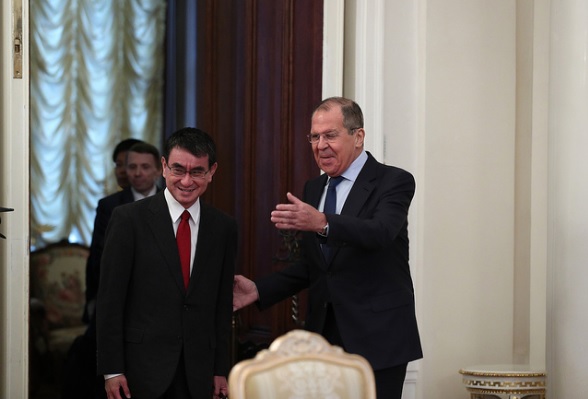 日本外務大臣河野太郎（前排左）14日訪問莫斯科，受到俄羅斯外交部長拉夫羅夫（右）熱烈歡迎。   圖：翻攝俄外交部