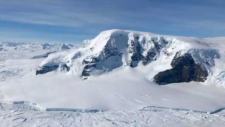 美國加州大學爾灣分校團隊與美國太空總署的研究人員，最近對南極洲40年的冰塊平衡進行評估，發現冰蓋加速惡化。   圖：翻攝美國加州大學爾灣分校/Joe MacGregor / NASA