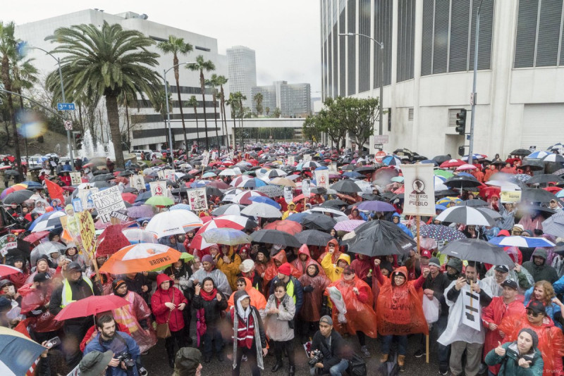 美國洛杉磯3萬多名教師發起罷課抗議活動，是當地30年來第一次有教師發起的工潮。   圖：翻攝洛杉磯聯合教師工會推特
