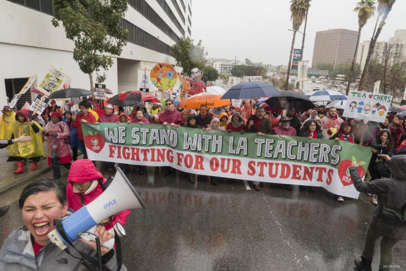 3萬多名教師冒著陰雨，手持「為我們的學生而罷課」標語，遊行至Beaudry Avenue的學區總部，過程大致平和。   圖：翻攝洛杉磯聯合教師工會推特