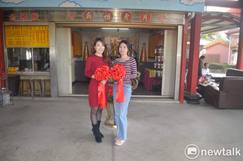 嘉義市大福興宮將舉辦拋繡球招親活動，記者會上請來兩位未婚女子代言。   圖：蔡坤龍/攝