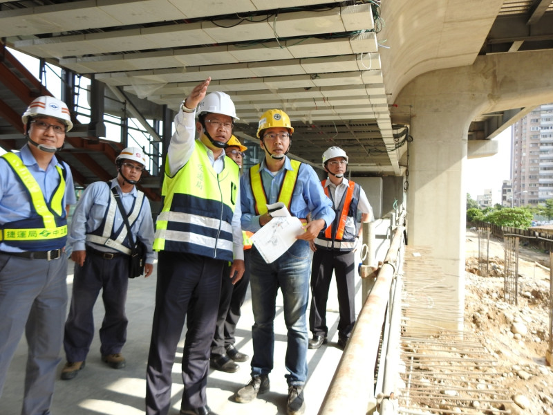 王義川擔任交通局長時視察鐵道相關建設。   王義川競選總部/提供