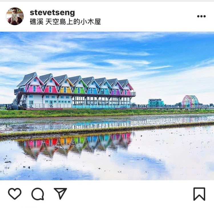 礁溪鄉七彩的「天空島上的小木屋」民宿和水田映照出迷人的天空之鏡景色。   圖：翻攝自instagram stevetseng／開放權限