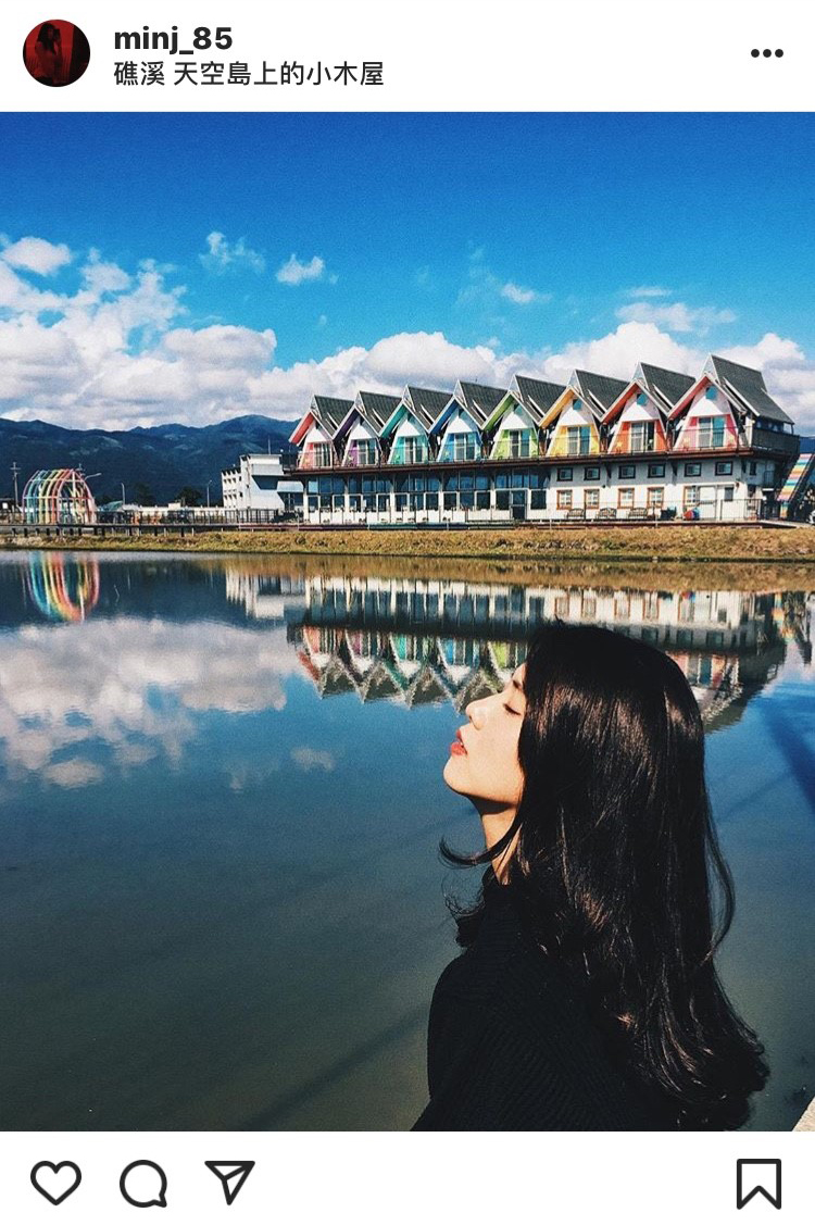 水田倒映著「天空島上的小木屋」彩色木屋的美景，真的超級好拍。   圖：翻攝自instagram minj_85／開放權限