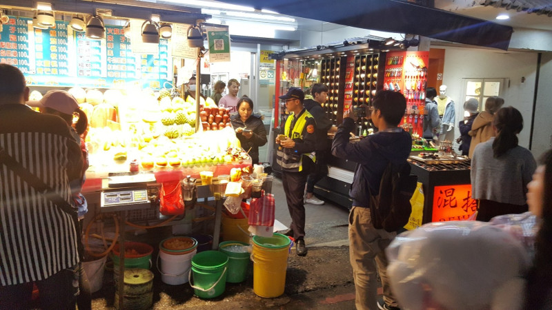 士林夜市再度傳出天價水果坑殺外籍遊客，台北市政府今（ 15 ）日晚間將前往進行聯合稽查。   圖／台北市市場處