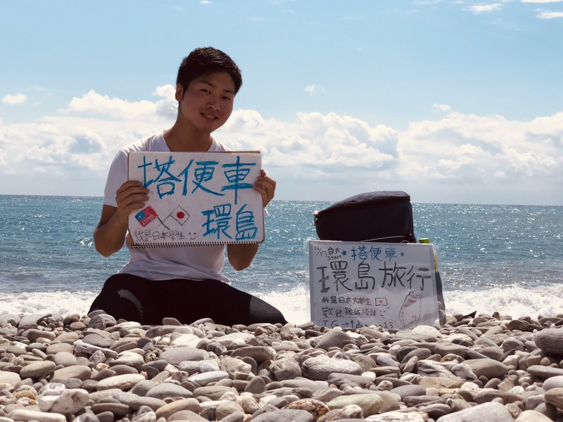 日本男大生在台東海邊留下照片。   圖 / 翻攝自「Dcard」