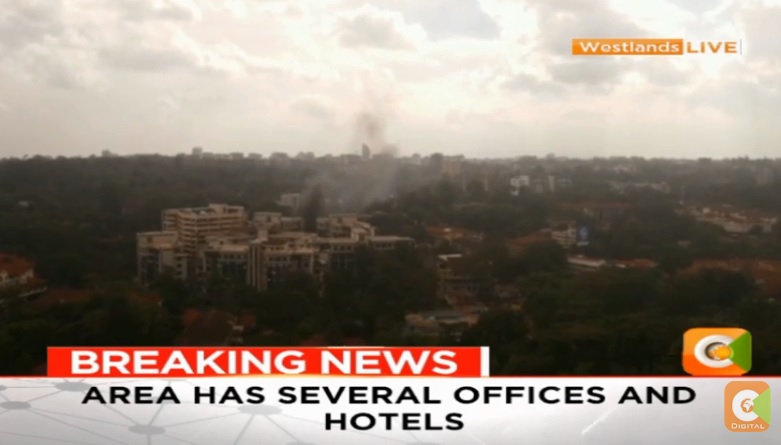 肯亞首都奈洛比一間豪華飯店及其辦公大樓區今（15）日傳出槍響與爆炸聲，火焰和黑煙衝向天空。   圖：翻攝Youtube