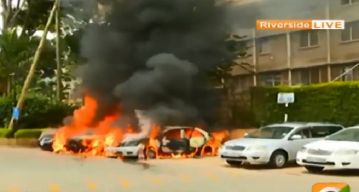 飯店停車場區有多輛汽車起火燃燒。   圖：翻攝Youtube
