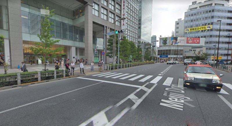 東京澀谷區新宿一名79歲男子意外衝撞人行道，造成7人輕重傷。示意圖。   圖：取自 Google地圖