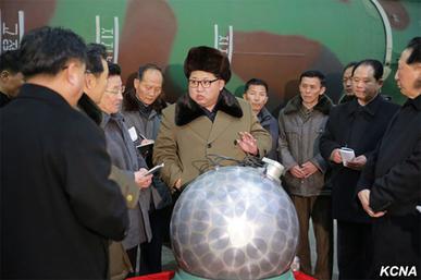 朝鮮領導人金正恩（中）雖然釋出有意放棄核武的訊息，卻被揭露可能轉往發展生化武器。   圖：翻攝維基網站