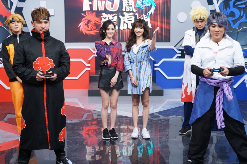 王仁甫（前排右）與KID（前排左）穿上《火影忍者》服裝PK電玩。
