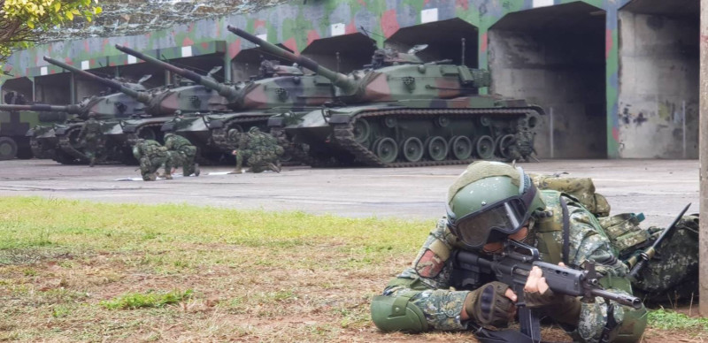 國防部今(17)日清晨在台中番仔寮陣地實施「反擊部隊再戰整備」實兵演練。   圖：國防部提供