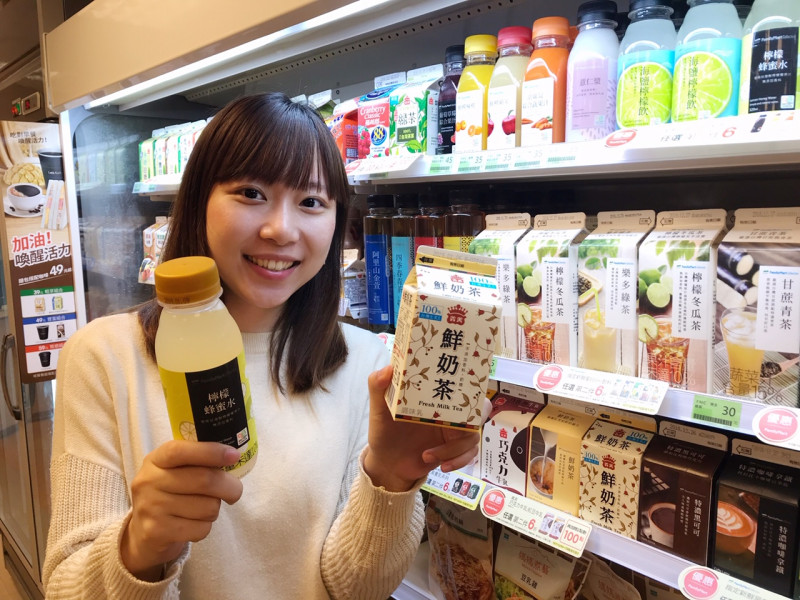 全家便利商店公布2018年超商爆紅商品，義美鮮奶茶、檸檬蜂蜜水都在榜上。   圖／全家提供