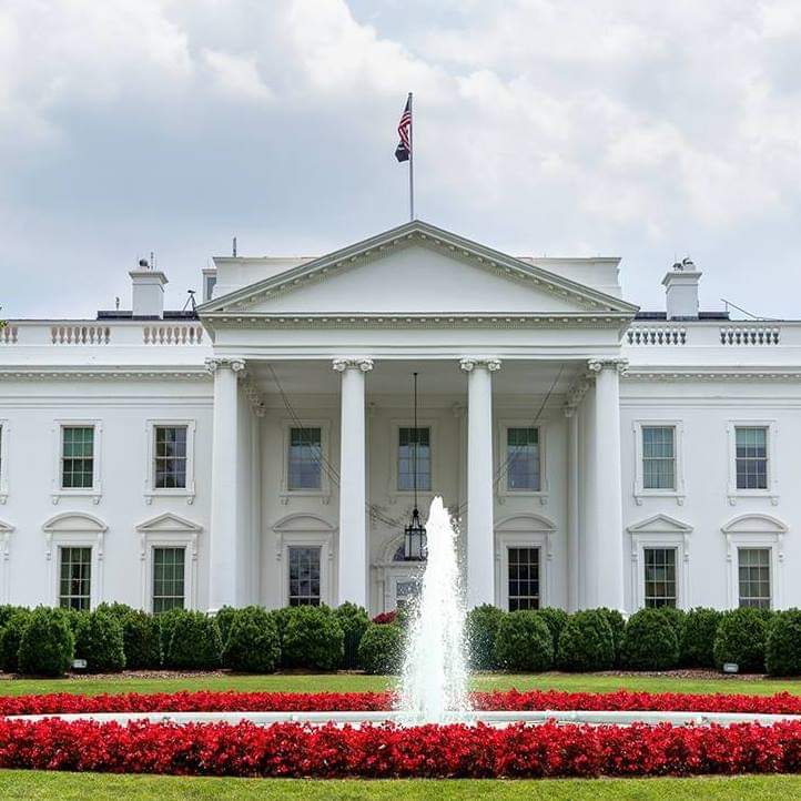 美國官員指出，一名男子今天在白宮圍籬外因身穿的外套著火，引發特勤局（Secret Service）警戒加強維護白宮安全。   圖：翻攝自白宮臉書