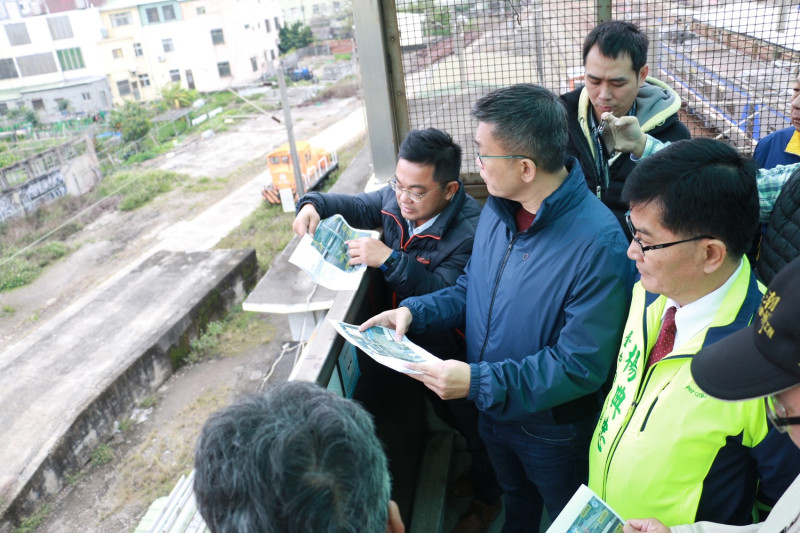 蔡其昌到清水火車站會勘跨站天橋，希望新市府能支持此案，勿讓清水人失望。   圖 : 蔡其昌服務處/提供