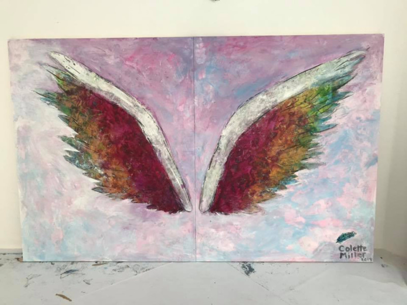 美國藝術家米勒的「天使之翼」翅膀畫作。   圖：翻攝新天堂樂園臉書