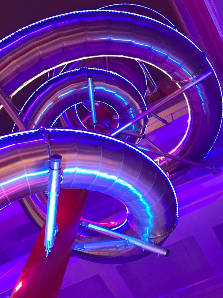 新天堂樂園打造全世界室內最高的「雙螺旋立體親子溜滑梯」。   圖：翻攝新天堂樂園臉書