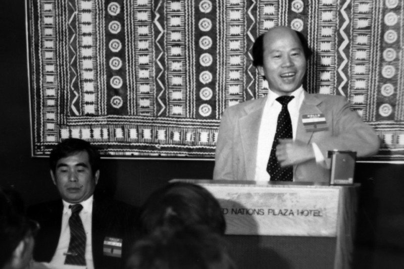1986年5月1日，許信良在美國紐約市「聯合國廣場」大酒店宣布「台灣民主黨建黨委員會」成立。   圖：張富忠／提供