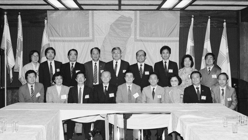 1986年11月6日，民進黨建黨18人小組成員，攝於台大校友會館公布黨綱與黨章記者會。   圖：邱萬興／攝