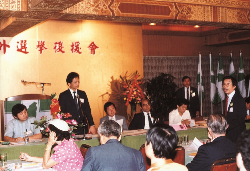 游錫堃省議員（左二）擔任「1986黨外選舉後援會」召集人。   圖：邱萬興／攝