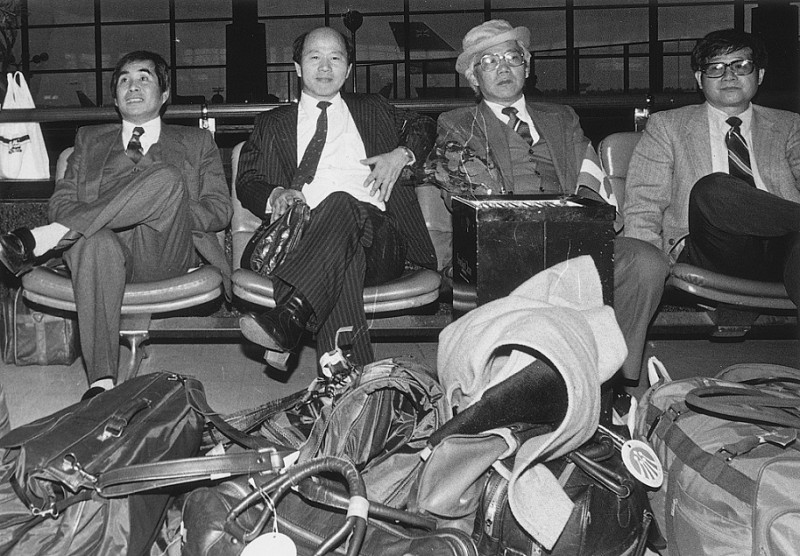 1986年11月30日，左起謝聰敏、許信良、林水泉等人在日本成田機場準備闖關回台，被國泰航空公司拒絕登機，以致無法踏上回台班機。
圖片提供/張富忠    圖：張富忠／提供 