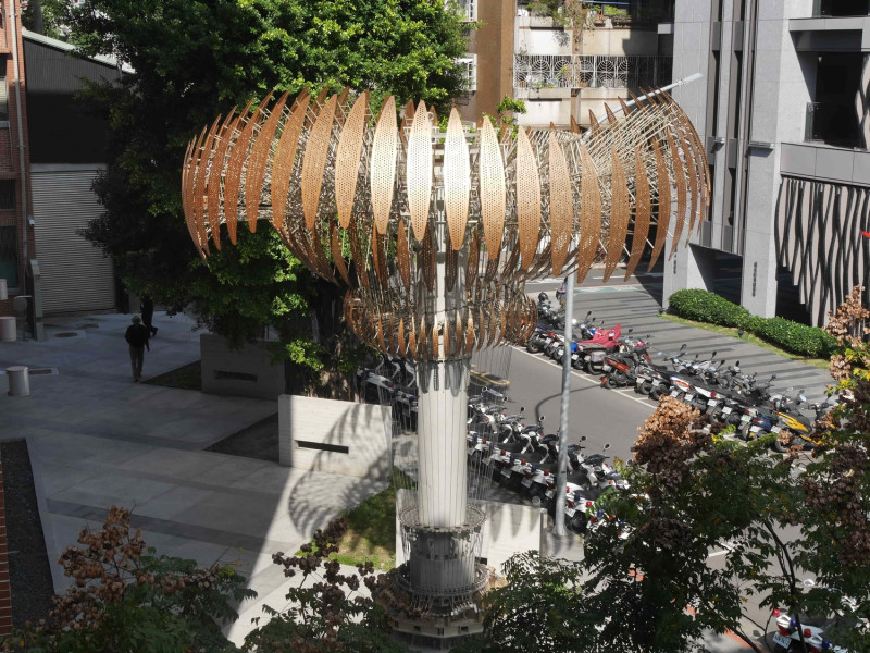 台北世大運聖火台由金屬扇葉組成，高七公尺，展現台灣工藝之美。   圖／台灣師範大學提供