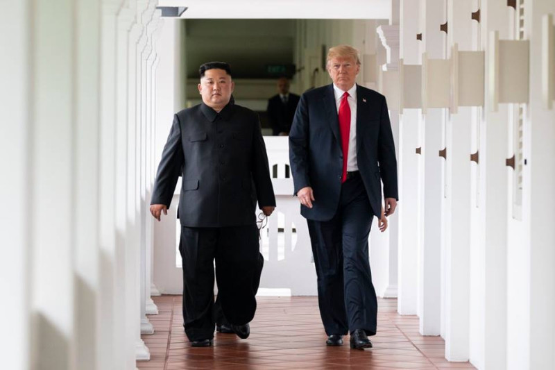 美國總統川普（右）與朝鮮領導人金正恩2018年6月，在新加坡首度會面，商討朝鮮半島無核化，有協議卻沒成果。   圖：翻攝美國白宮臉書