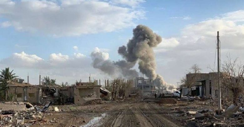 「敘利亞人權觀察」指國際聯軍狂轟幼發拉底河東岸「伊斯蘭國」最後一個據點，至少發射10枚砲彈。   圖：翻攝「敘利亞人權觀察」