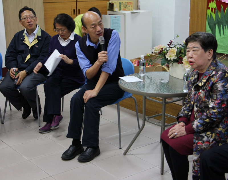 韓國瑜在永安兒童之家與院生、機構人員及社工進行交流對談。   圖：高雄市政府新聞局/提供