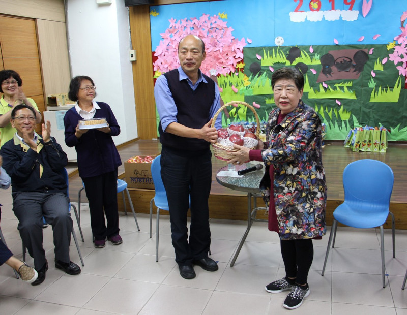 韓國瑜送上蘋果祝永安兒童之家「平平安安」。   圖：高雄市政府新聞局/提供
