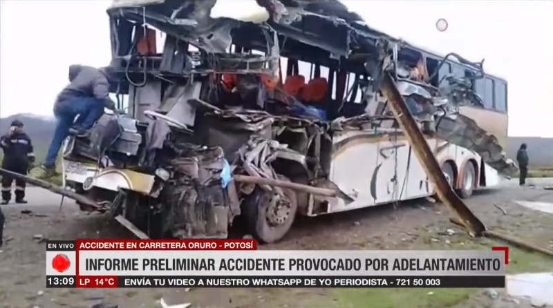玻利維亞19日驚傳巴士對撞車禍。   圖/翻攝自YOUTUBE