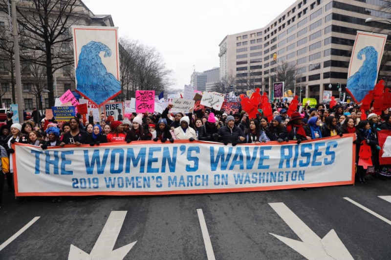 步入第3年的美國「女性大遊行」19日登場，首都華府和全美各地可見成千上萬女性聚集，和往年一樣傳遞反美國總統川普和支持女權的訴求。   （圖取自facebook.com/womensmarchonwash）